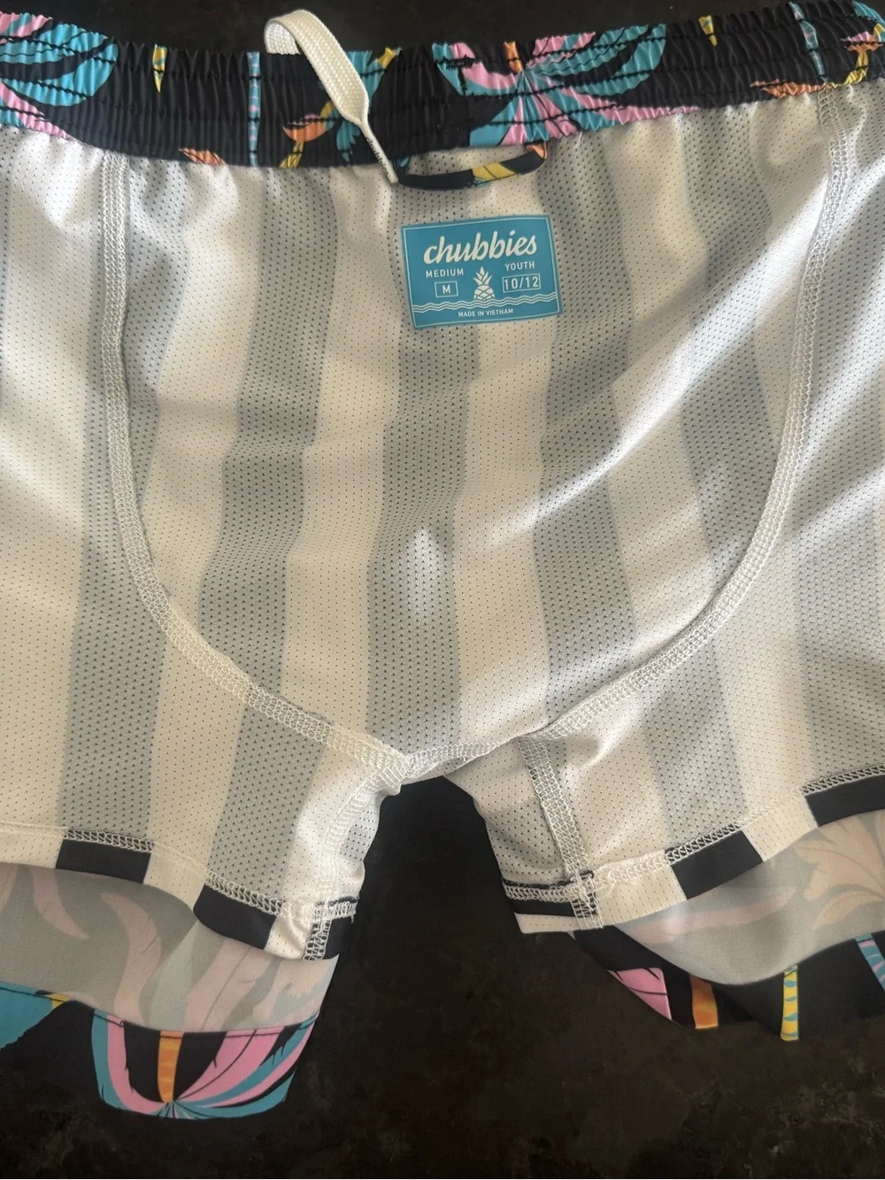 Boys chubbies Black Tropical Palm & Parrot Print Swim Shorts boys medium 10/12